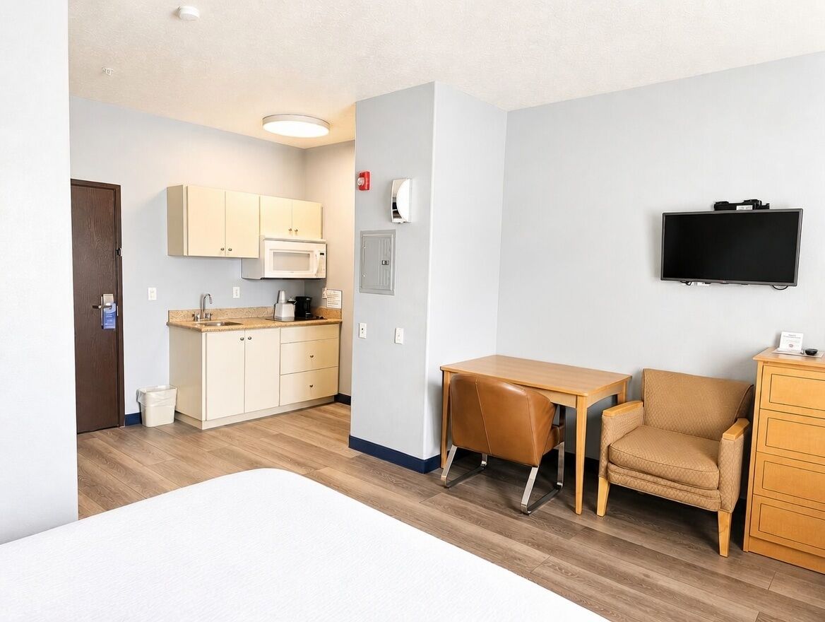 Studio Single Queen Bed | Desk, laptop workspace, iron/ironing board, free WiFi