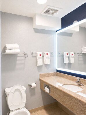 Amenidades de baño gratuitas, secadora de cabello, toallas, jabón