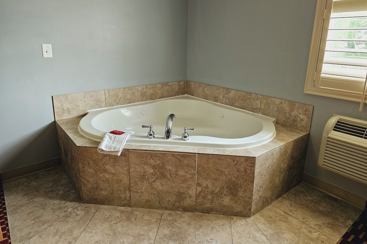 Studio Jacuzzi Suite King Bed | Bathroom | Free toiletries, hair dryer, towels, soap