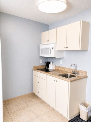 Studio Handicap Single Queen Bed | Private kitchen | Full-size fridge, microwave, stovetop, coffee/tea maker - Executive Inn and Suites Extended Stay in Vernal (Vernal)