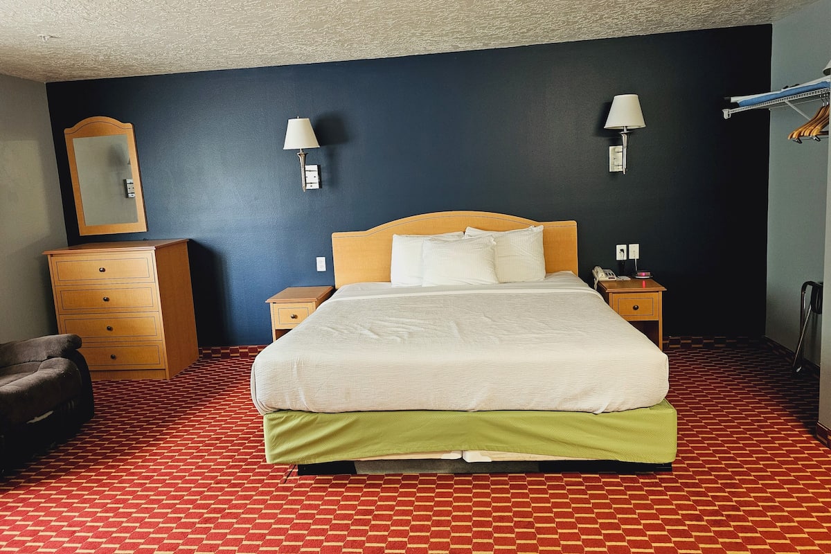 Studio King Bed | 1 bedroom, desk, laptop workspace, iron/ironing board
