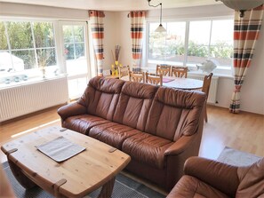 Apartment (Fe 3 Springfloot) | Living area | Flat-screen TV, DVD player - Haus Deichkrone (Dagebuell)