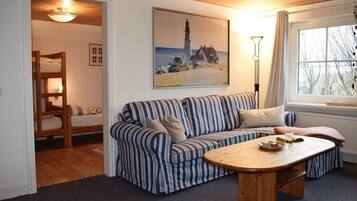 Apartamento (Fe 1 Speelwark) | Área de estar | TV de tela plana, DVD player