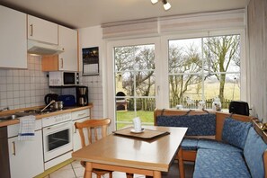 Apartment (Fe 1 Speelwark) | In-room dining - Haus Deichkrone (Dagebuell)