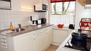 Apartment (Fe 3 Springfloot) | Private kitchen | Fridge, microwave, oven, stovetop