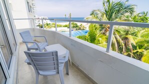 Leilighet – standard, 2 soverom, balkong, delvis sjøutsikt | Terrasse/patio