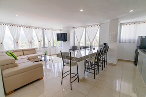 Departamento junior, 2 habitaciones, vista parcial al mar | Área de sala de estar | Televisión de pantalla plana