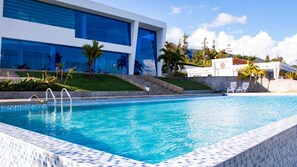 2 piscines a l'aire lliure 