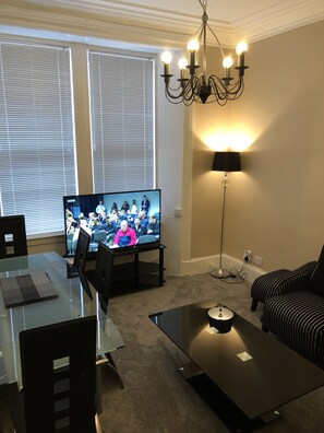 Familie appartement, 2 slaapkamers | Woonkamer | Een flatscreentelevisie