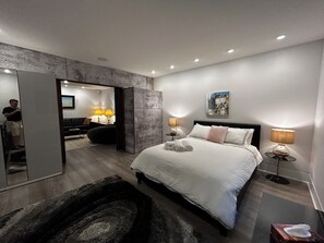 3 bedrooms, in-room safe, desk, iron/ironing board