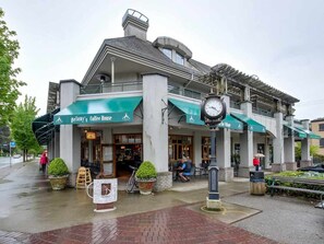 Exterior - Edgemont Jewel in the heart of Edgemont Village - Perfect destination. (North Vancouver)