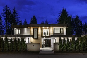 Exterior - Edgemont Jewel in the heart of Edgemont Village - Perfect destination. (North Vancouver)