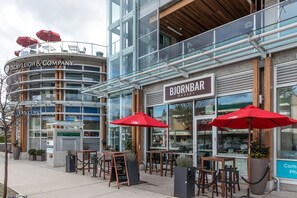 Exterior - Edgemont Jewel in the heart of Edgemont Village - Perfect destination. (North Vancouver)