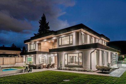 Edgemont Jewel in the heart of Edgemont Village - Perfect destination.