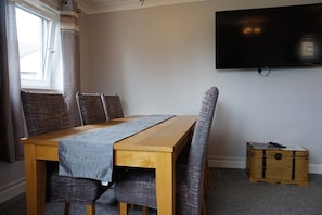 Familienapartment, Mehrere Betten | Wohnbereich