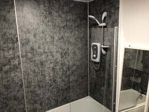 Familienapartment, Mehrere Betten | Badezimmer | Dusche, kostenlose Toilettenartikel, Haartrockner