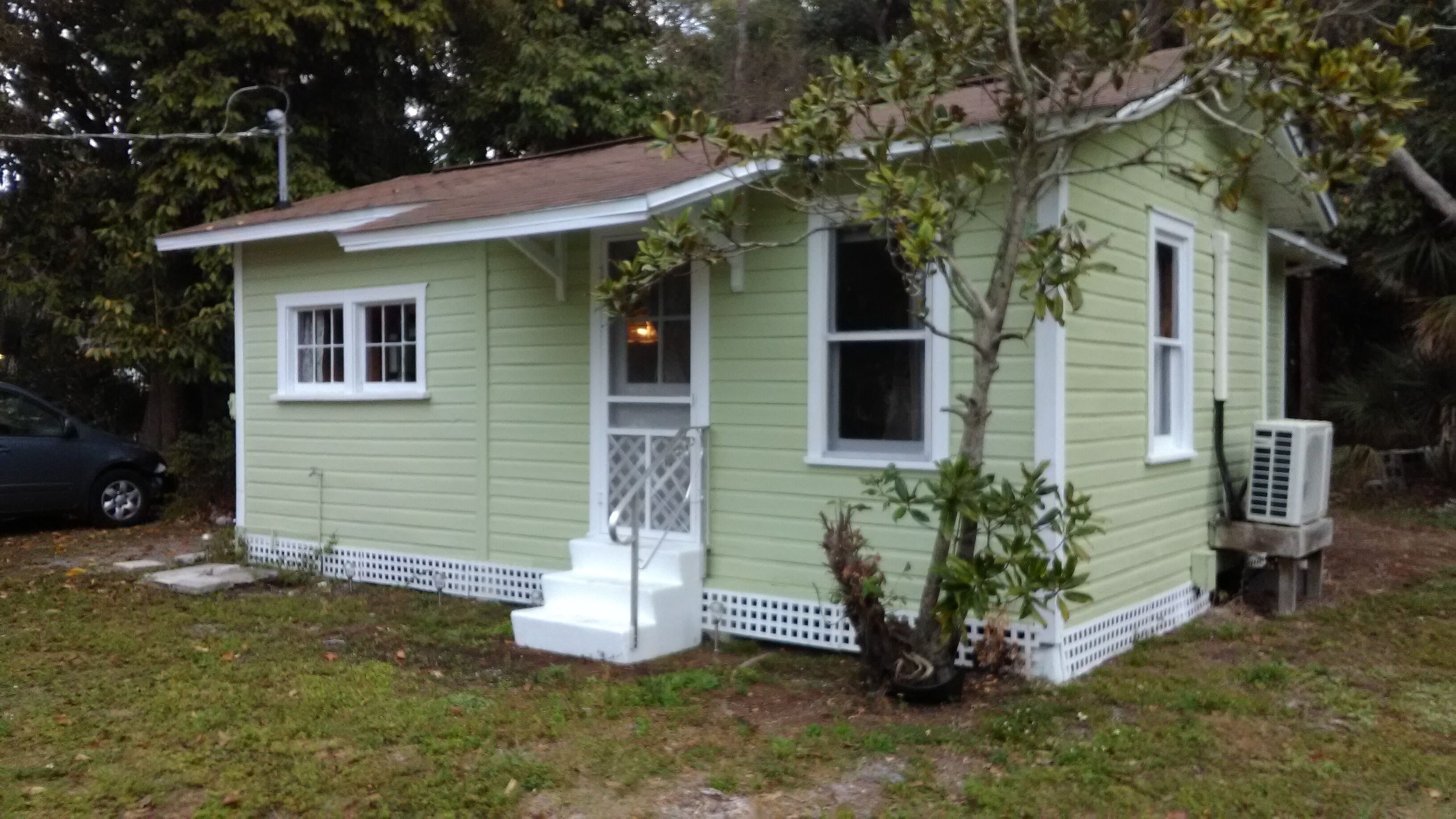 Peace Forest Cottage on 3/4 Acre 3 blocks walking distance from Downtown
