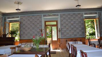 Déjeuner et dîner servis sur place, spécialités Cuisine locale