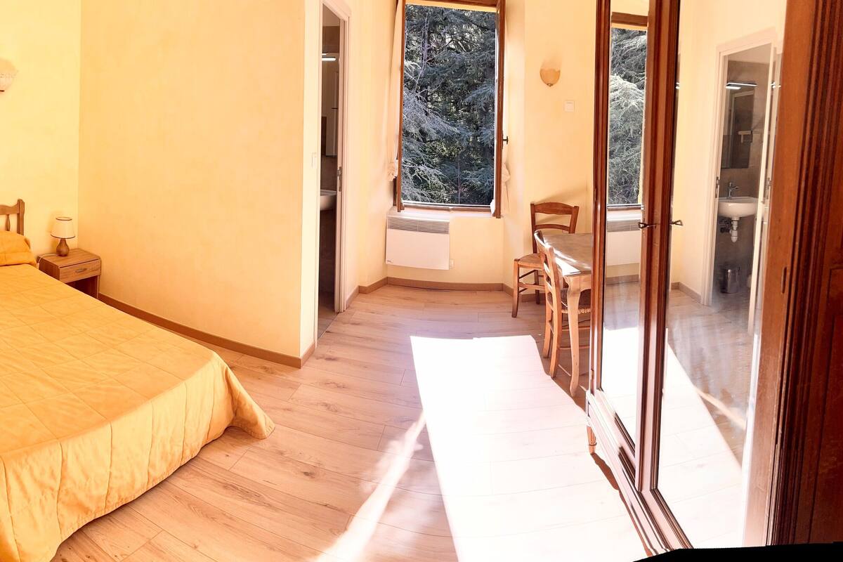 Double Room | Cribs (free), WiFi (free), bed sheets