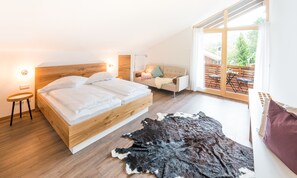 双人房, 无障碍, 阳台 (Breakfast at Tiffany's) | 客房内保险箱、办公桌、婴儿床、免费 WiFi