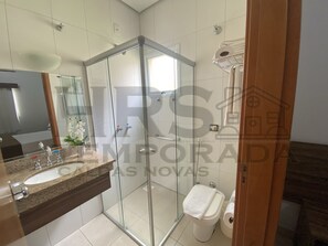 Douche, articles de toilette gratuits, sèche-cheveux, savon