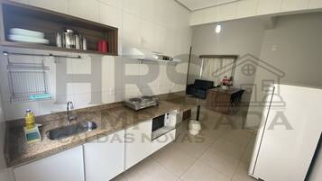 Geladeira, micro-ondas, fogão, cooktop