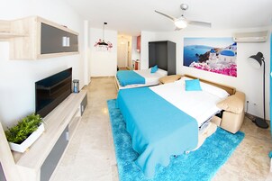 Studiolejlighed - stueetage | Pengeskab på værelset, mørklægningsgardiner, strygejern/strygebræt