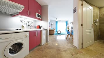 Estudio, planta baja | Cocina privada | Frigorífico, microondas, placa de cocina y hervidor eléctrico