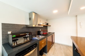 Basic Apartment, 1 Queen Bed | Private kitchen