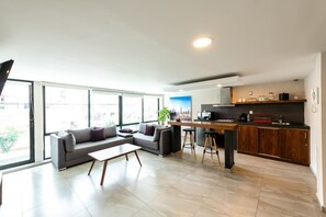 Departamento básico, 1 cama Queen size | Área de sala de estar | Televisión de pantalla plana 