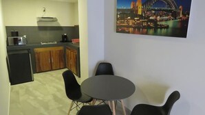 Basic Apartment, 1 Queen Bed | In-room dining - Rochester 203 (Mexico City)