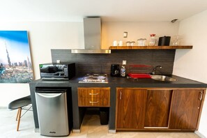 Apartamento básico, 1 cama Queen | Cozinha privada | Geladeira grande, micro-ondas, cafeteira/chaleira