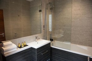 Ilmaiset hygieniatuotteet, hiustenkuivaaja, pyyhkeet