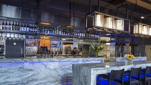 Bar (trong khuôn viên)