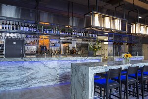 2 bares/lounges