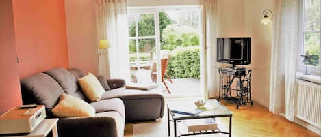 House | Living area | Flat-screen TV, DVD player