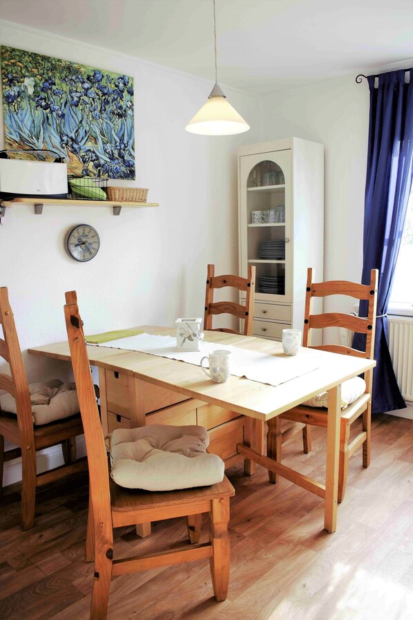 Ferienhaus | Essbereich im Zimmer