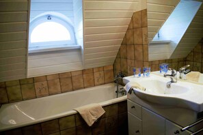 Ferienhaus | Badezimmer | Badewanne und Dusche (separat), Komfortbadewanne, Haartrockner