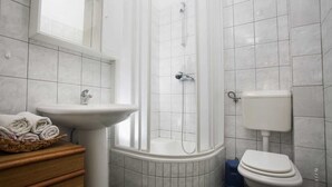 Apartamento econômico, várias camas, para não fumantes, vista para o pátio | Banheiro | Toalhas de banho 