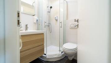 Superior Double or Twin Room | Bathroom | Shower, towels