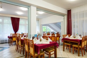 Breakfast and dinner served - Hotel Forrás Zalakaros (Zalakaros)