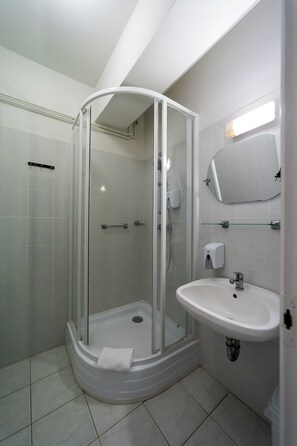 Departamento superior | Baño | Regadera y toallas 