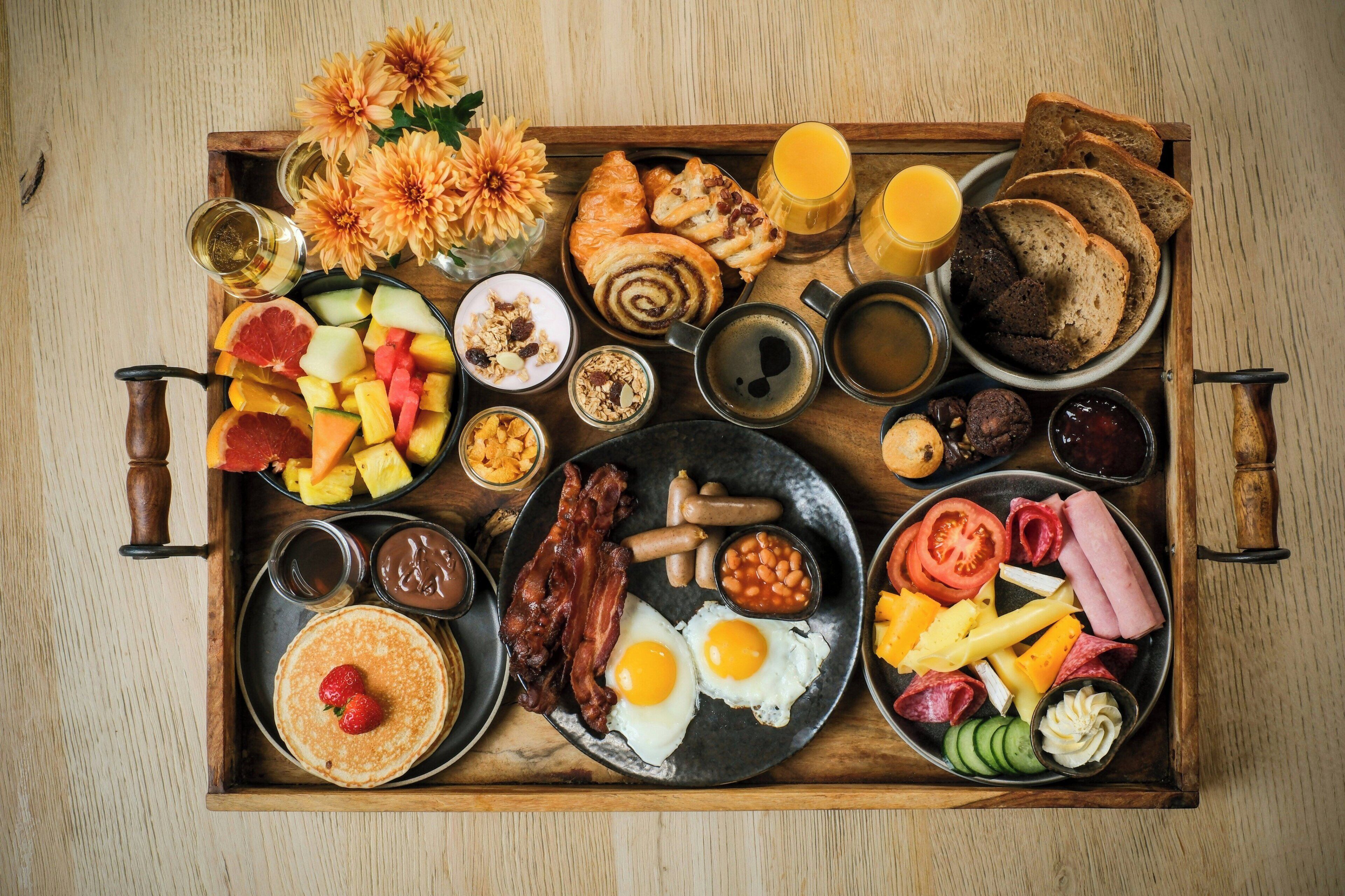 Un plateau de petit-déjeuner avec divers aliments et boissons.