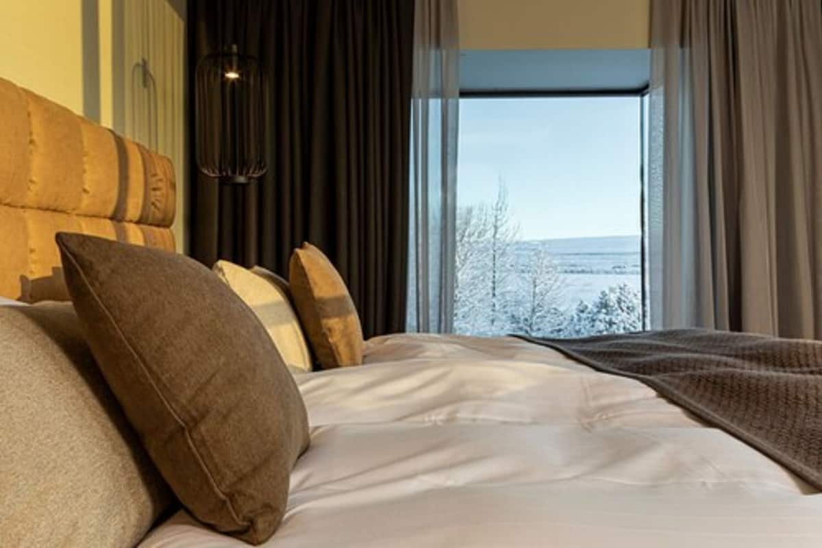 geysir suite | 1 bedroom, in-room safe, desk, laptop workspace