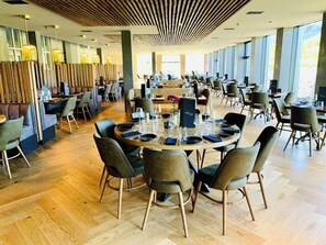 3 restaurants; lunch, dinner, and brunch served