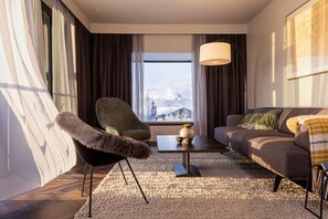 Geysir Suite | Oppholdsområde | Flatskjerm-TV