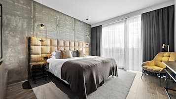 Deluxe dubbelrum - balkong | VÀrdeförvaringsskÄp pÄ rummet, skrivbord och arbetsyta för laptop