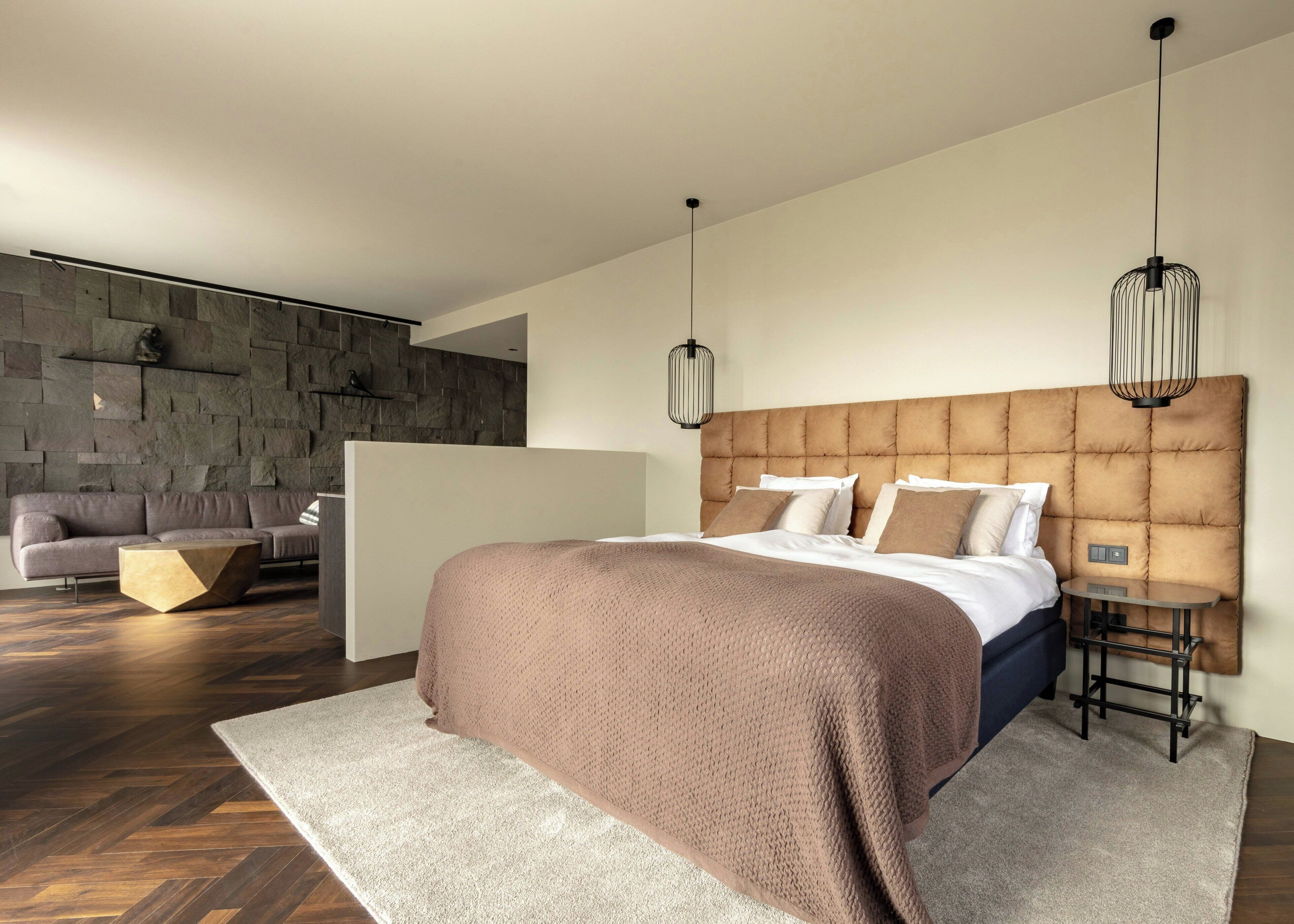 セーフティボックス (室内)、デスク、ノートパソコン用作業スペース、遮光カーテン