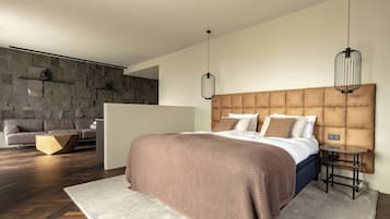 خزنة داخل الغرفة ومكتب ومساحة عمل للكمبيوتر المحمول وستائر تعتيم