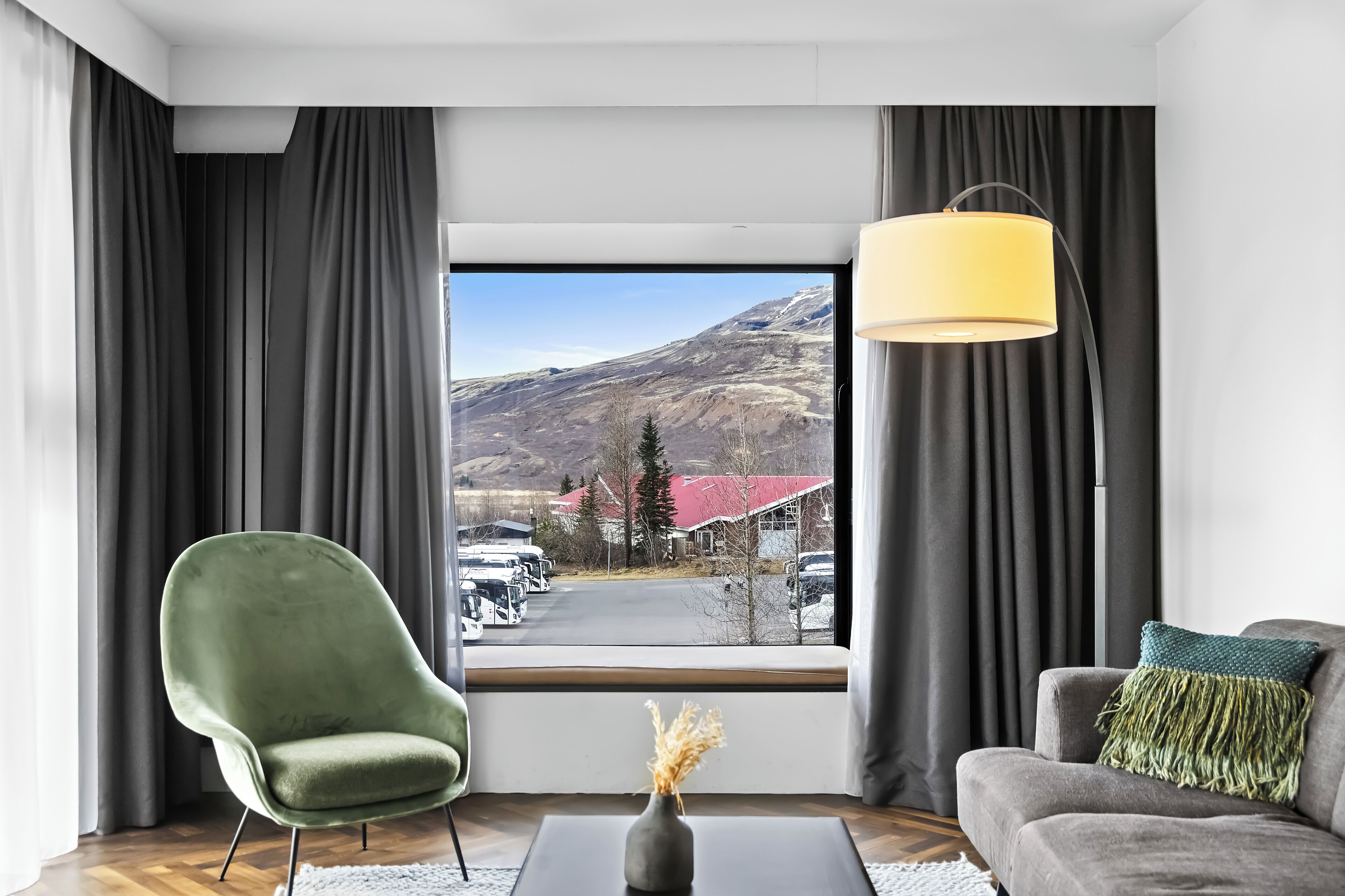 Suite, balcón | Caja de seguridad en la habitación y escritorio 